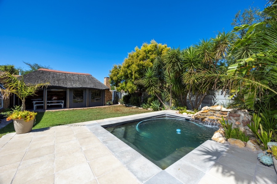 To Let 3 Bedroom Property for Rent in Uitzicht Western Cape